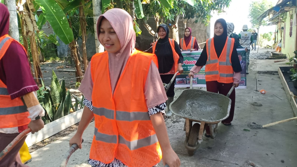 Proses Pengerjaan Jalan oleh Ibu-ibu pada Program IBM Kotaku